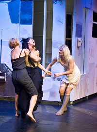 Vilma Melasniemi, Eeva Soivio ja Laura Malmivaara ovat Kolme sisarta. (Kuva: Noora Geagea)