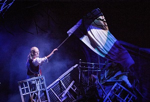 Enjolras (Samuel Harjanne) johtaa kansaa kapinaan. (Kuva: Harri Hinkka)