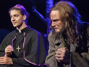 Piispa (Topi Lehtomäki) armahtaa Jean Valjeanin (Tero Harjuniemi). (Kuva: Harri Hinkka)