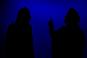 Rosencrantz ja Guildenstern eksistentiaalisen kriisin ytimessä. (Kuva: Lasse Poser)