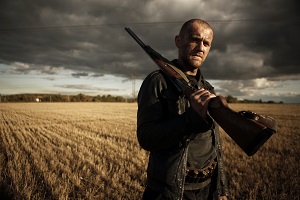 Denis Shvedovin esittämä karkuri ei pelkää käyttää kivääriään. (Kuva: HIFF)