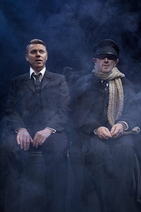 Mustapukuinen nainen 2