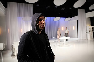 Jussi Nikkilän esittämä veli saapuu näytelmään vasta väliajan jälkeen. (Kuva: Pate Pesonius)