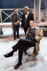 Hiroshiman pommituksen voitonhuumassa jopa FBI-agentti juo itsensä sammuksiin. (Kuva: Tapio Vanhatalo)