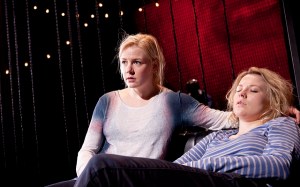 Teatteriohjaajan (Iida Kuningas) ja kumppaninsa (Emmi Parviainen) parisuhde joutuu koetukselle, kun näytelmä vie kaiken ajan ja paljastaa ohjaajan salaituimmatkin ajatukset. (Kuva: Pate Pesonius.)