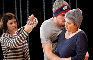 Elena Leeve, Tommi Korpela ja Sanna-Kaisa Palo näyttelevät ohjaajan lapsuusmuistoa. (Kuva: Pate Pesonius)