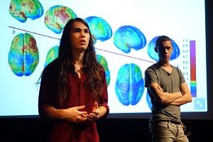 WOE-näytelmässä kerrotaan muun muassa aivojen kehityksestä. (Kuva: Christopher Hewitt)