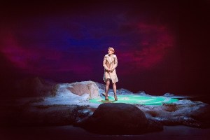 Yksinkertainen Bess (Helmi-Leena Nummela) pyytää Jumalalta palvelusta, jolla on kauheat seuraukset. (Kuva: Otto-Ville Väätäinen)