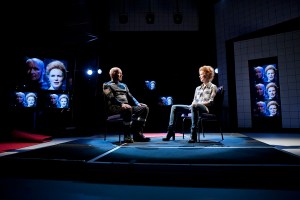 Anders Breivik (Antti Pääkkönen) ja näytelmäkirjailija (Minna Haapkylä) kohtaavat näyttämöllä.