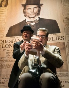 Hirttäjä Harry Wade (Petri Manninen) antaa haastattelun toimittaja Cleggille (Tero Kopponen). (Kuva: Tuomo Manninen)