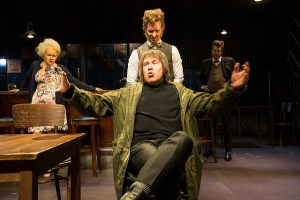 Harry Wade (Petri Manninen) ja epäilyttävä nilkki Mooney (Heikki Pitkänen). (Kuva: Tuomo Manninen)