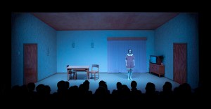 Näytelmän lavastus korostaa tunnelmaa. Lavalla tytär (Ylermi Rajamaa). (Kuva: Pate Pesonius)