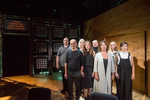 Kristo Salminen, Markku Maalismaa, Milka Ahlroth, Cécile Orblin, Hannu-Pekka Björkman, Terhi Panula, Alina Tomnikov ja Marja Salo kertovat "Vapaudesta kirjoittaa oman elämän käsikirjoitus". (Kuva: Tuomo Manninen)